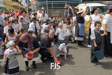  La chiquillería se purifica contra la pandemia en Lomo Magullo/Francisco Javier Santana.